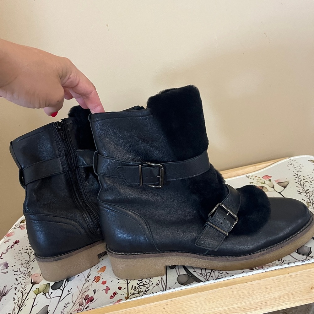 Stylish Black Leather Women's Boots - Picture 4 of 14